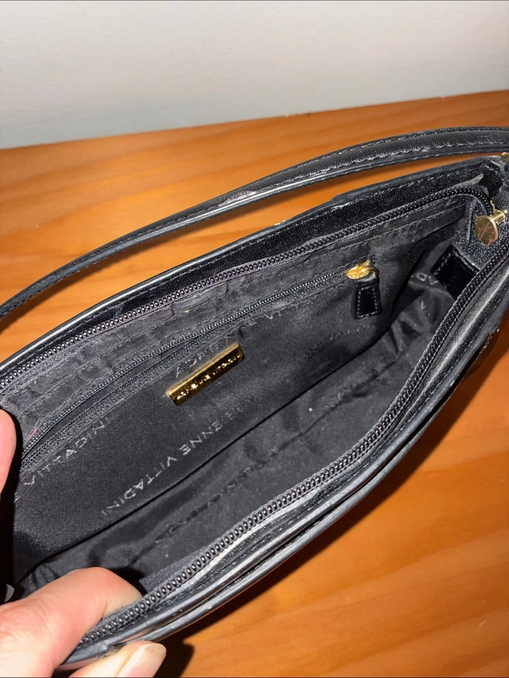 Classic Black Leather Shoulder Bag - Sleek Everyday Carry